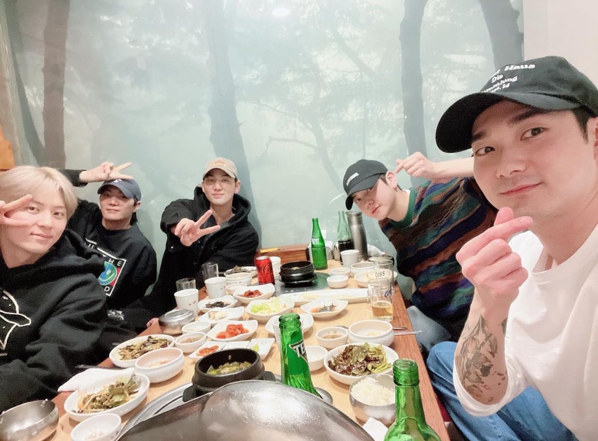 MundoNUEST's tweet photo. [📸] 19.03.24 - TÁ LIBERADO CHORAR! 😭 

Hoje, os membros do NU’EST se reuniram para aproveitar um tempo juntos antes do Minhyun entrar no exército! 

#NUEST #뉴이스트 https://t.co/IO1Qkr0ns9