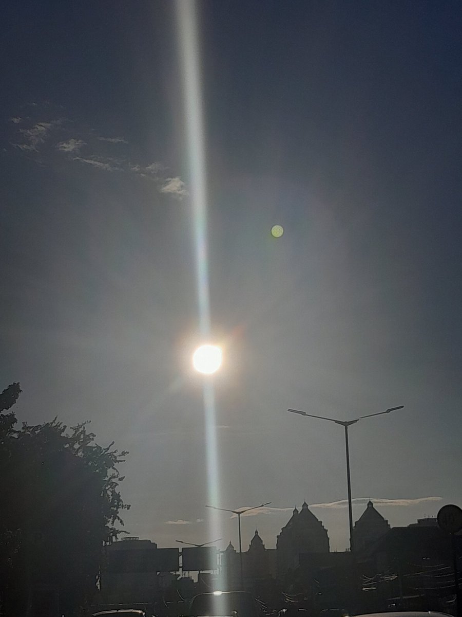 Tadi balik kerja panas banget amjer , ke matahari di depan muka ( kaya di cekrek matahari )
