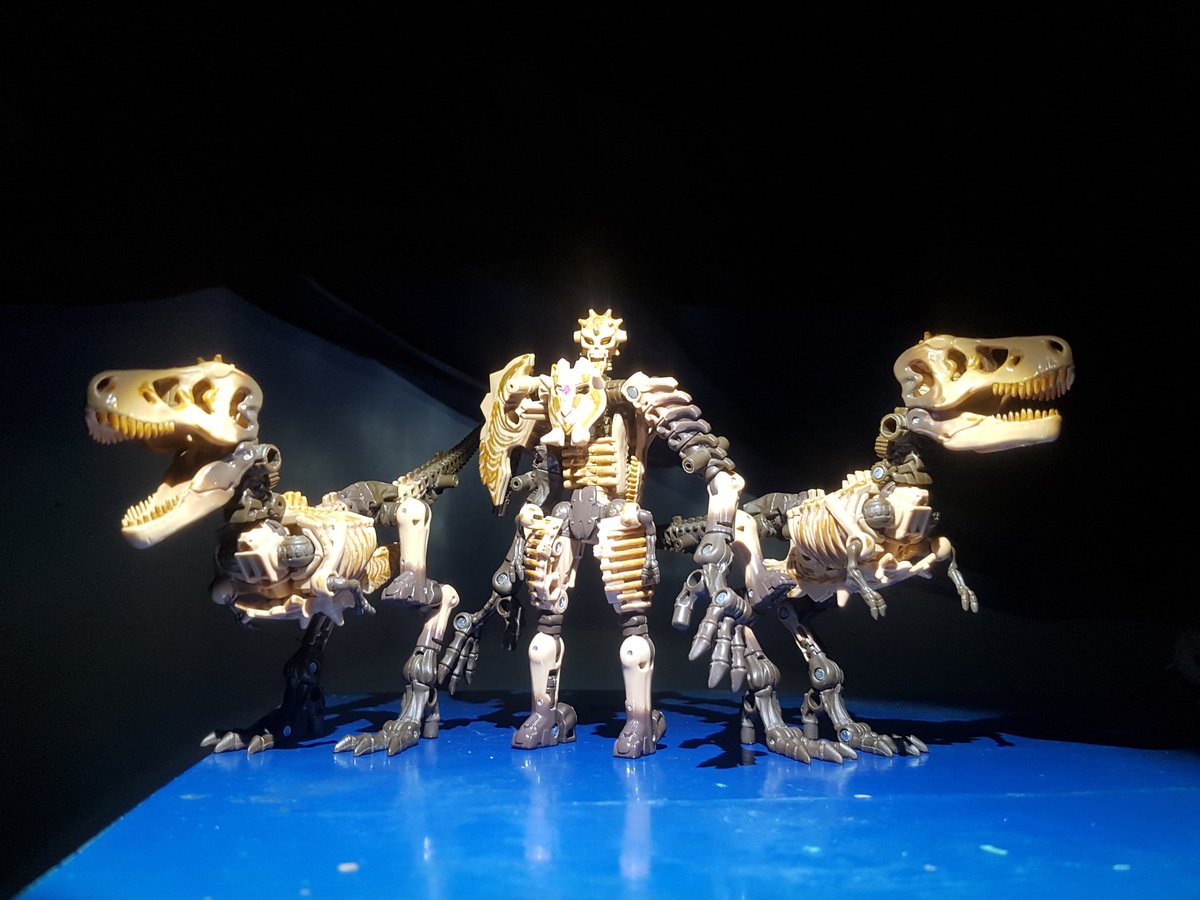 TheLocalBard's tweet photo. My favorite thing about Paleotrex from the War For Cybertron Kingdom toy line is that getting a bunch of him means more parts to make monsters.
#Transformers #Predacons #Paleotrex #ToyPhotography https://t.co/xawAMnQ2eN