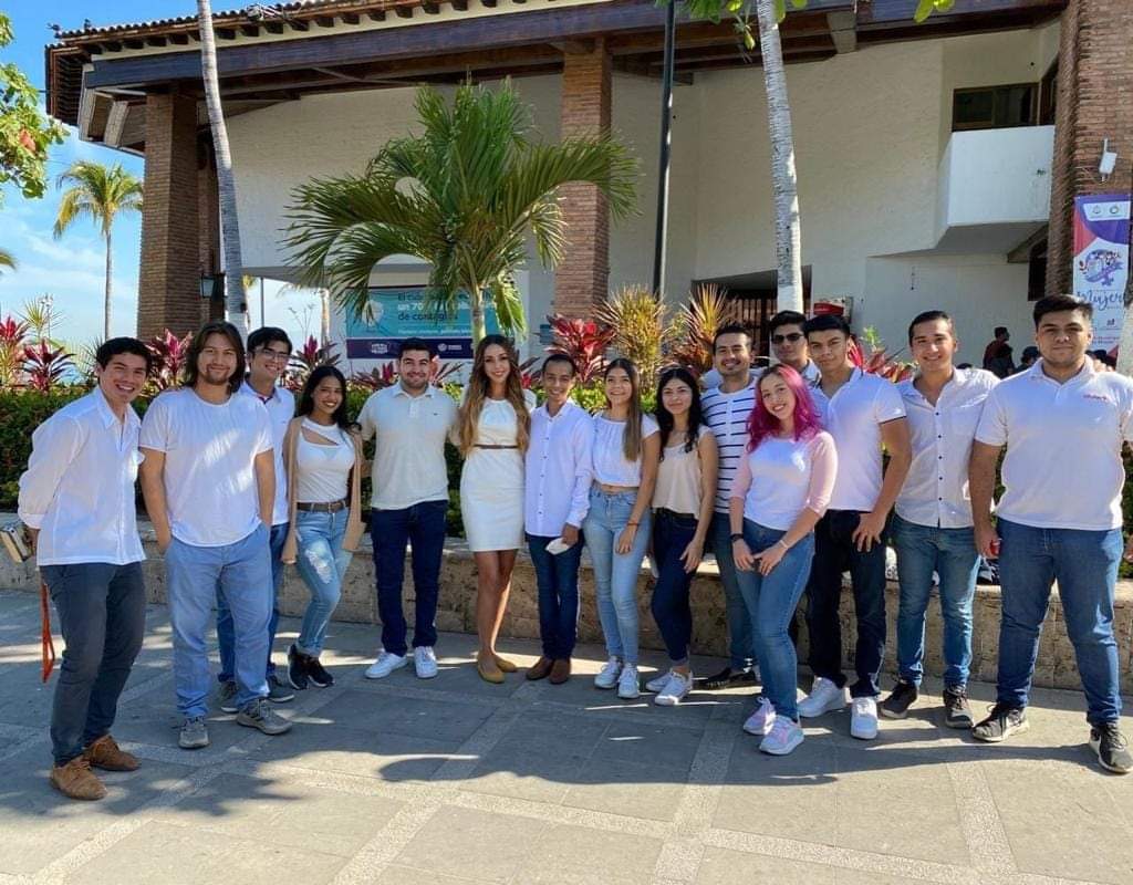 YussaraCG's tweet photo. Así empezó todo, con jovenes que creyeron en mí y que apenas me conocían.

¡Estoy lista, con Dios por delante y de la mano de un equipo que hoy ha crecido enormemente! ✨👏🏻🫶🏻 https://t.co/OVGlrt5B5x