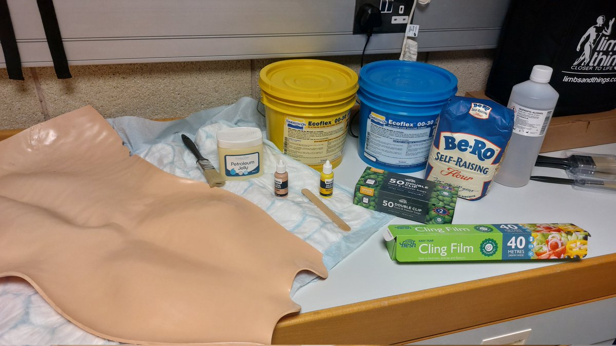 88AimeeA's tweet image. This has to be the most random selection of kit I have worked with to date. Let's see what happens...
@UHNM_Sim
#simtech #Moulage