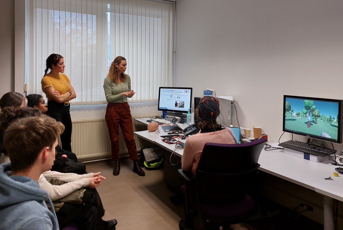 Camille et Léa ont présenté l'intérêt du neurofeedback par la modalité de l'électroencéphalographie (EEG).