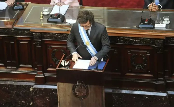 MARCELOFAVAOK's tweet photo. ASI SE HACE.

El presidente Javier Milei sacará por decreto la nueva fórmula previsional. 

Se trata de un aumento que seguirá la inflación y que regirá a partir de abril. A eso, se sumará un refuerzo de 10% para todas las jubilaciones y asignaciones que paga la ANSES. https://t.co/Vysk6jfdpg