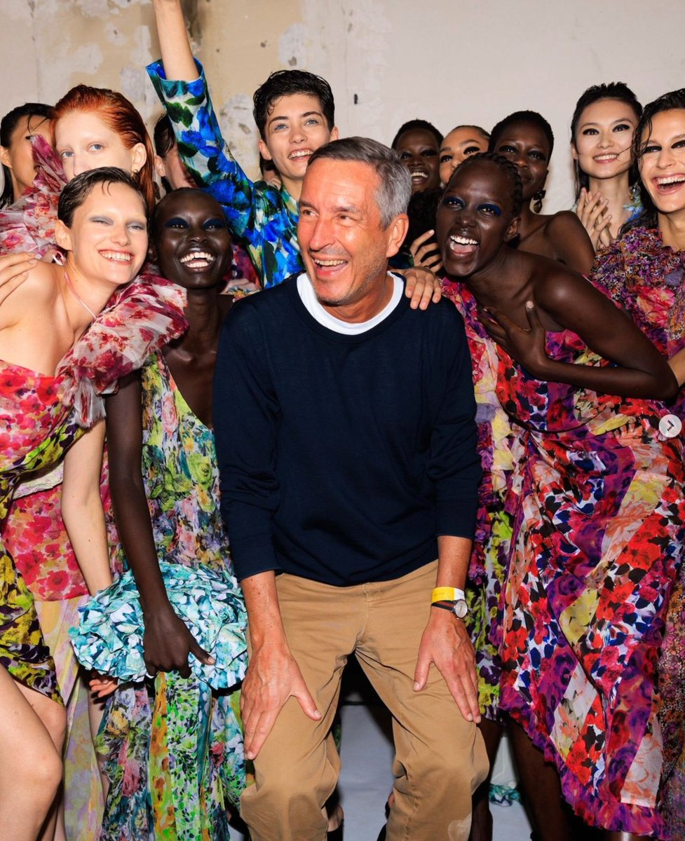 CapaMag's tweet photo. Belçikalı tasarımcı #VanNoten, Haziran ayı sonunda modaya veda edeceğini duyurdu :
"80'lerin başında hayalim modada söz sahibi olmaktı. Beni Londra'ya, Paris'e ve ötesine götüren bir yolculukla bu hayalim gerçek oldu. Şimdi, hiç zaman ayıramadığım şeylere odaklanmak istiyorum." https://t.co/hgHRWRswvE