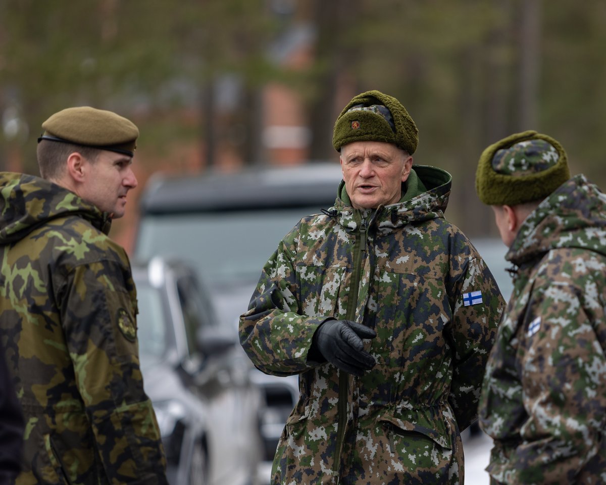 Tšekin asevoimien komentaja, kenraaliluutnantti Karel Řehka tutustui tänään suomalaiseen varusmieskoulutukseen ja asevelvollisuuteen vierailullaan Kaartin jääkärirykmentissä Santahaminassa. Vierailua isännöi Puolustusvoimain komentaja, kenraali Timo Kivinen. @Finnchod #kaartjr