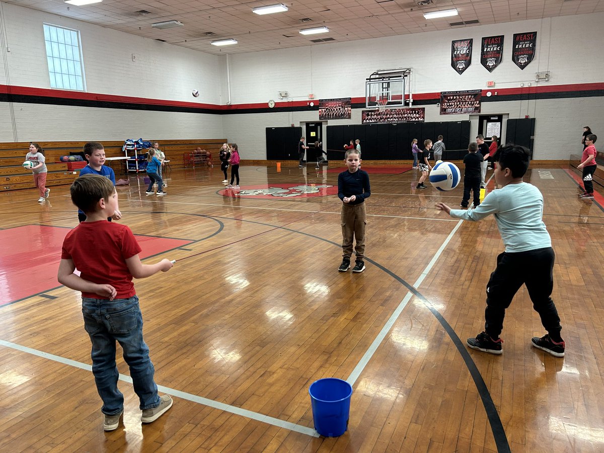 PhysEdPups's tweet photo. Volley-paloosa in PE today! #volleyball #physed https://t.co/DK25xVHv5v
