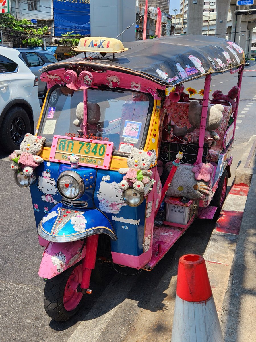 タイの道端で見かけたトゥクトゥク（タクシーとして使われる原動機付