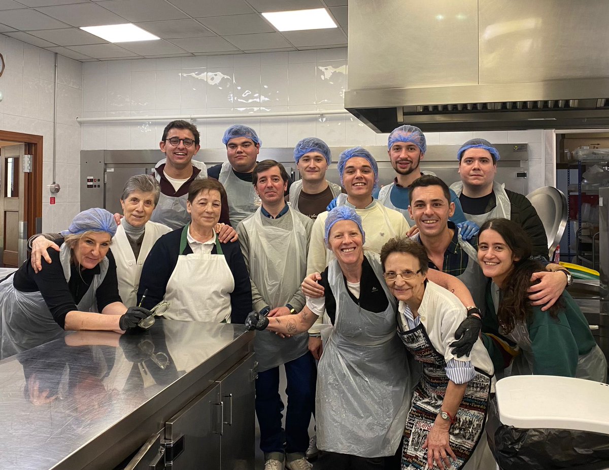 🥣Hoy en día es más necesario que nunca ayudar a las personas que pasan por dificultades.

Esta mañana los compañeros de @nngg_ovd nos hemos acercado a la Cocina Económica para colaborar como voluntarios con las Religiosas que ponen todo su empeño en construir una sociedad mejor.