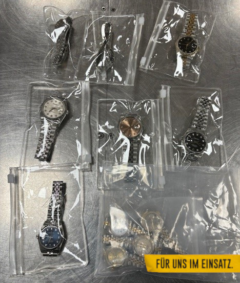 🔍 Im Gepäck eines Reisenden fanden Einsatzkräfte des #HZAitzehoe 29 Luxusuhren im Wert von ~ 130.000€.

⌚ Die Schmuggelware wollte der Reisende über seine Uhrenhandelsfirma weiterverkaufen.

💰 Steuerschaden: 25.000€

👮‍♀️ Ermittlungen durch #ZFAhamburg

presseportal.de/blaulicht/pm/1…