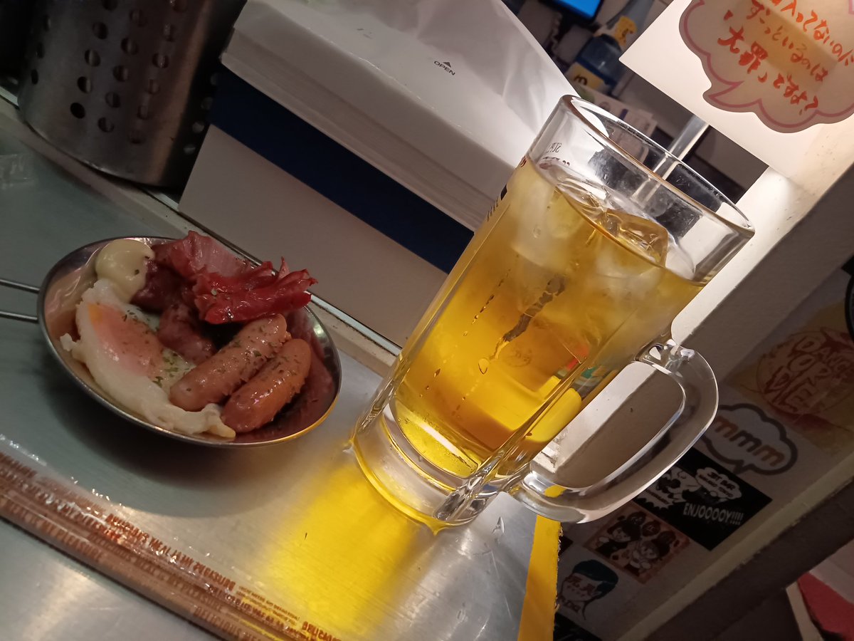takes4949's tweet photo. ＃中野スタンド酒場
The モーニング。ダブルウインナーの下にベーコンが隠れてる。こんなんあったら特盛３杯余裕だわ😋新入荷の焼酎、もろこし麹使用で柔らかな旨さ。コーン茶割りを飲んでからなので、とてもスムーズな流れでした🌽 https://t.co/Xlu7gKwcd4