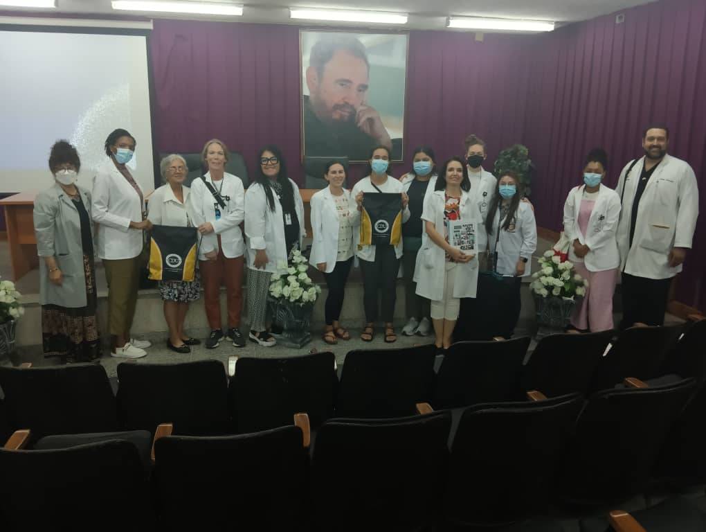 Pequeño grupo de estudiantes de los Estados Unidos visita el hospital @EmilioIznaga  <a href="/DrRobertoMOjeda/">Dr. Roberto Morales Ojeda</a> @EmilioIznaga <a href="/LaHabanaEsSalud/">Comunicadores #LaHabanaEsSalud 🇨🇺</a> <a href="/MINSAPCuba/">Ministerio de Salud Pública de Cuba</a> 
#LaHabanaEsSalud
#SomosContinuidad
#EstaEsLaRevolucion
#VamosPorMás
#Cuba
#MINSAPCuba