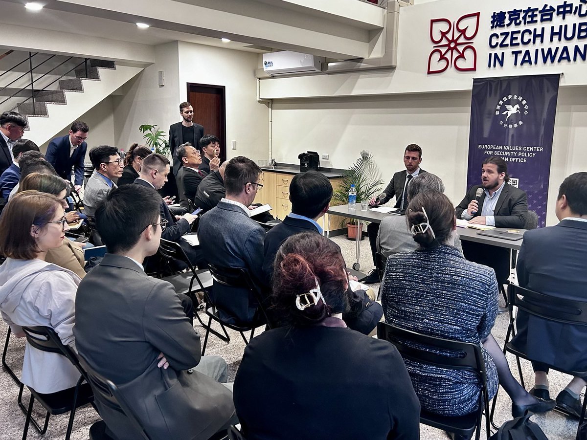 _EuropeanValues's tweet photo. 🇨🇿🌻 #Czechia and #Taiwan have joined forces to help #Ukraine. EVC Taiwan Office hosted a discussion titled "What Does Ukraine Need Right Now?" to discuss the next steps for joint humanitarian projects amid Russia's war. Thank you for joining us at the #CzechHub, @VaclavKallus! https://t.co/44jFBnpkNR
