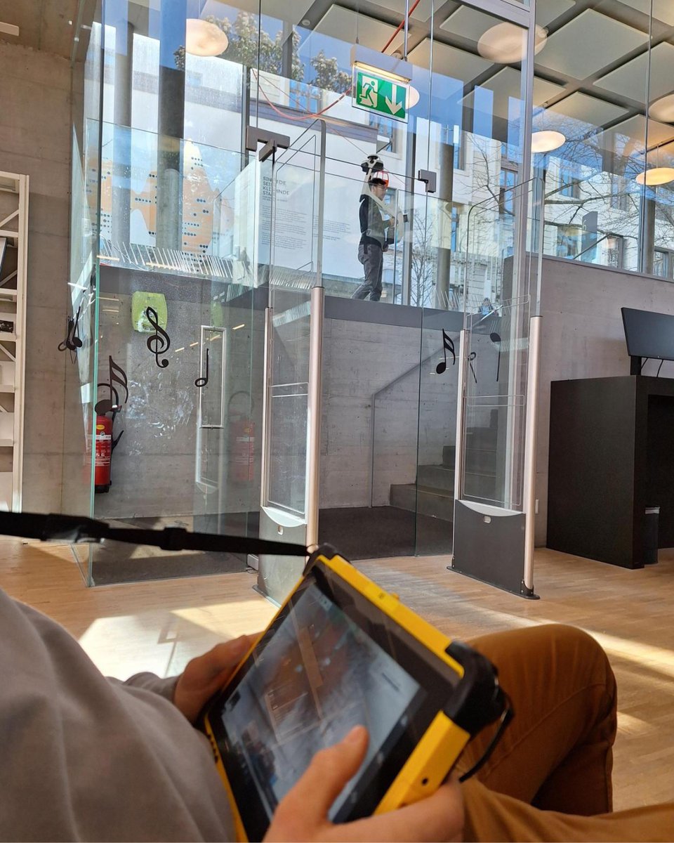 Studierende des Institut #Geomatik im Profil GeoBIM vermessen die Vera Oeri-Bibliothek der Musik Akademie Basel, um ein Vermessungs- und BIM-Modell zu erstellen, welches zur Planung des Neubaus der Salle Modulable im Rahmen des Projekts MAB Campus 2040 beiträgt.
<a href="/HABG_FHNW/">Hochschule für Architektur, Bau und Geomatik FHNW</a>