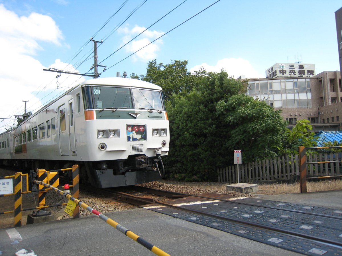 MishimaStreet's tweet photo. こちらは比較写真で展示している旧踊り子号です。伊豆箱根鉄道駿豆線に乗り入れる急行・特急の歴史は古く、下土狩駅を三島駅と呼んでいた時代からの歴史があります。こちらの車両は導入当初、旧国鉄の最新鋭電車でもありました。#写真展示 #三島の街を写真で残そう https://t.co/GNRADmHtKM