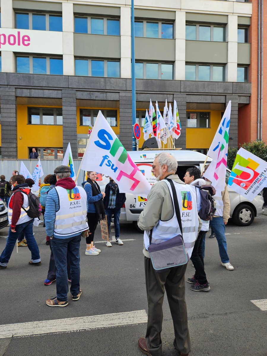SNESClermont's tweet photo. #greve19mars #NonAuChocDesSavoirs Une grande mobilisation de la #FSU63 et ses syndicats notamment @SNESClermont pour revendiquer une augmentation des salaires sans contreparties et un renforcement du "statut" dans la Fonction publique pour un service public de qualité. https://t.co/xgCyZXVdoE