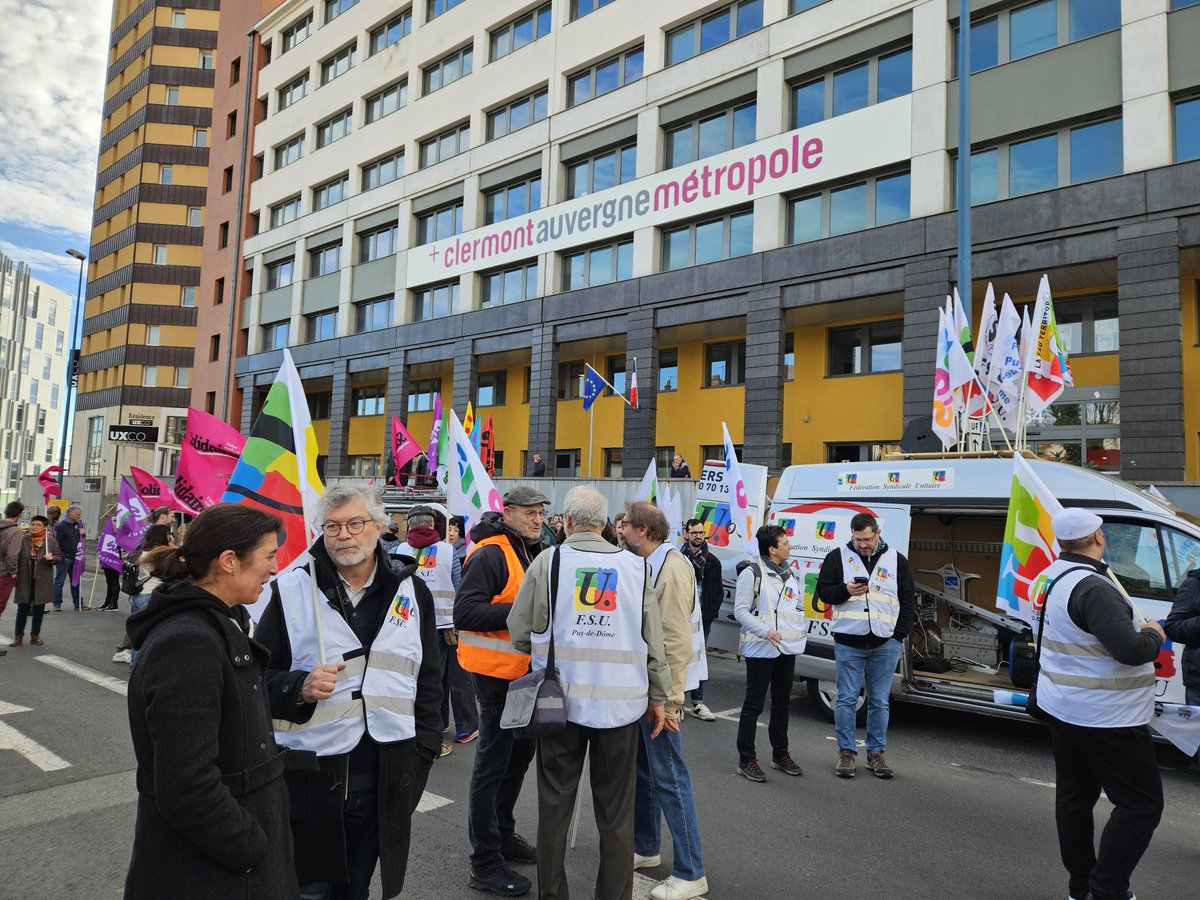 SNESClermont's tweet photo. #greve19mars #NonAuChocDesSavoirs Une grande mobilisation de la #FSU63 et ses syndicats notamment @SNESClermont pour revendiquer une augmentation des salaires sans contreparties et un renforcement du "statut" dans la Fonction publique pour un service public de qualité. https://t.co/xgCyZXVdoE