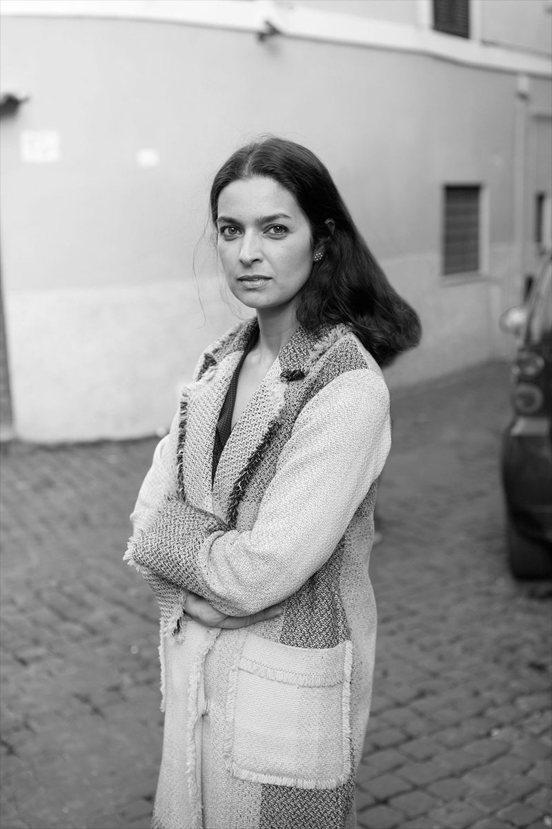 “I seldom know where I’m headed, but if the story is meant to be, you cross over to the other side—you’re inside it, and there’s an engine.” From our Art of Fiction interview with Jhumpa Lahiri in our new Spring issue. buff.ly/3Tg9doD