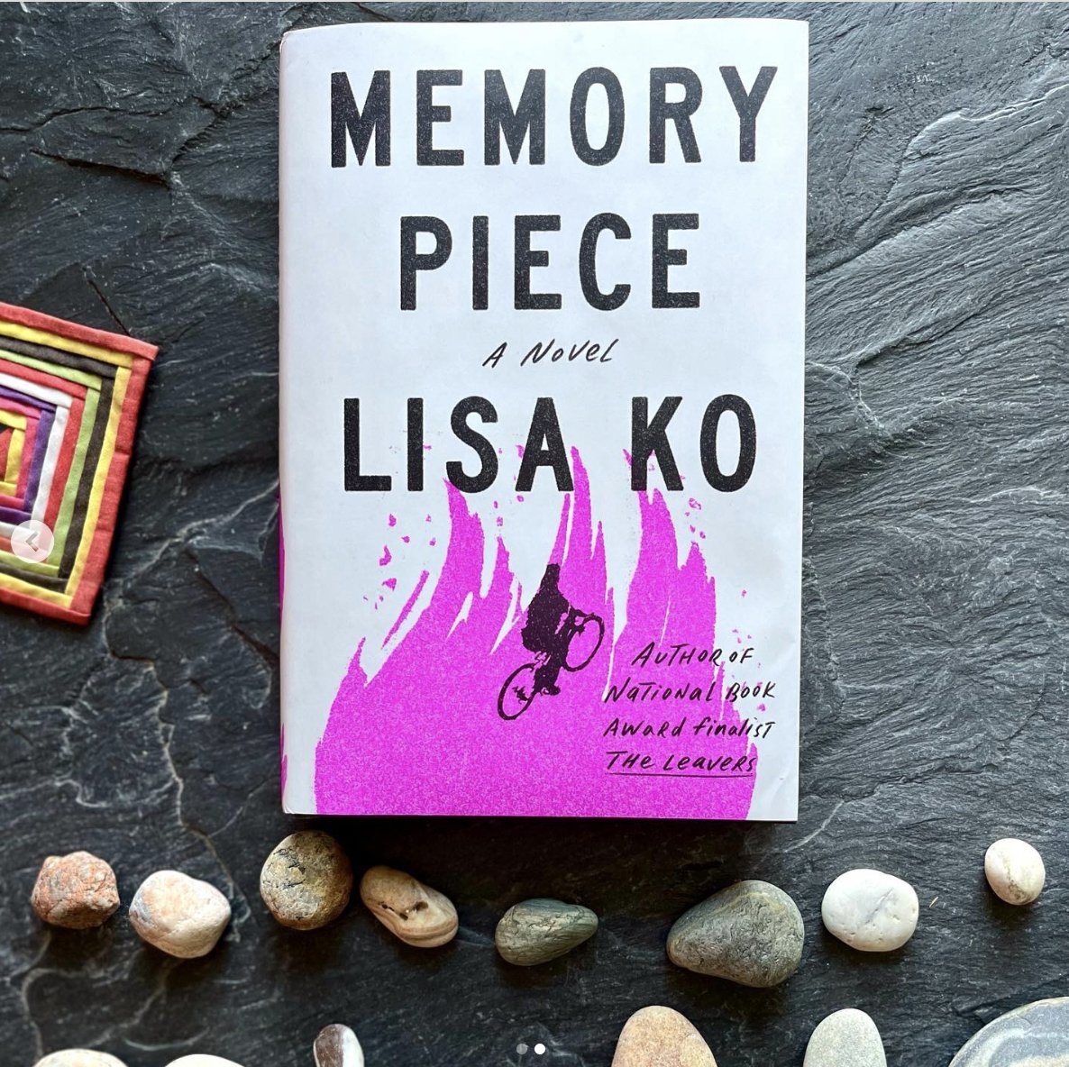 Happy pub day to my second novel MEMORY PIECE, in the works since 2016, started from questioning what it means to try to be true to yourself, a story of friendship & collective & memory, of understanding the past to dream a new future. I'm proud of it and hope you like it, too!