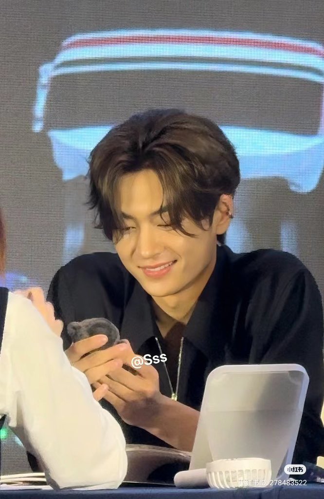 เดิมทีน้องเจย์ชอบตุ๊กตาอยู่แล้วยิ่งเป็นเว่อร์ชั่นคาแรคเตอร์ตัวเองเลยมานยิ่งเอนดูอ่ะ ชอบมากเลยดิ ㅠㅠㅠㅠㅠㅠ