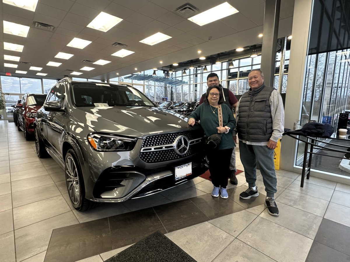 MercedesBenzSyr's tweet photo. The Bregaudit family picked up their beautiful new 2024 GLE 350 a couple weeks back. Huge thank you for working with Sam Roan, and welcome to the Mercedes-Benz of Syracuse family! https://t.co/fcMHIJAbDR