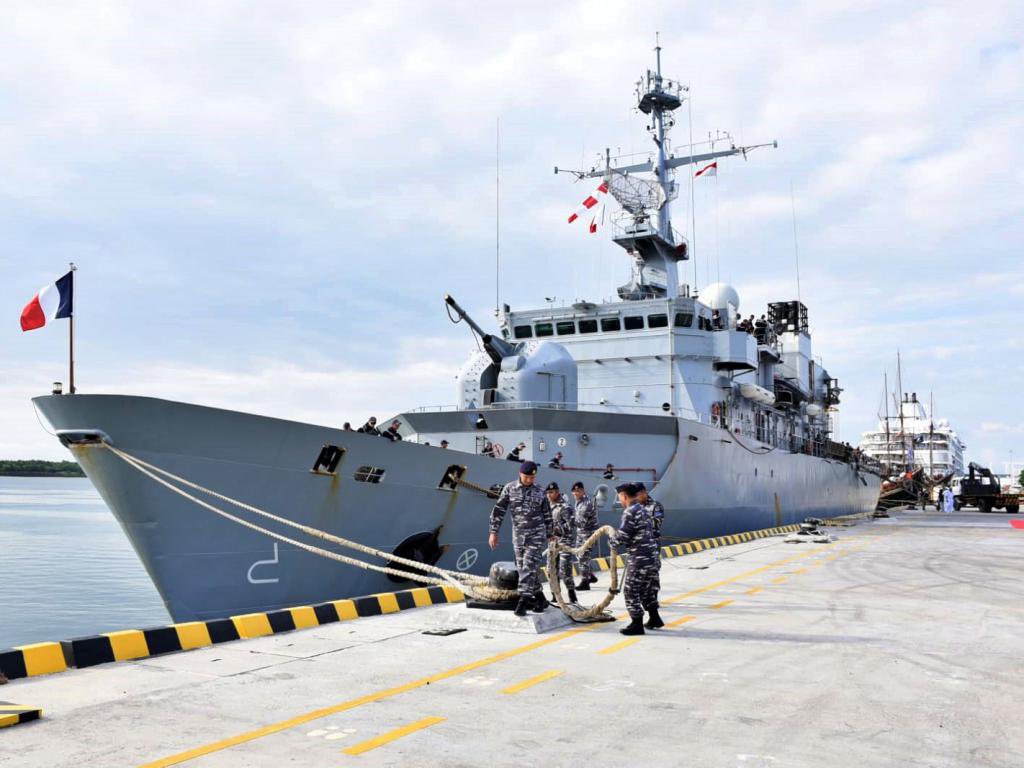 WarshipCam's tweet photo. French Navy Floreal-class frigate FS Vendemiaire (F734) coming into Bali - March 18, 2024 #fsvendemiaire #f734
SRC: TW-@_TNIAL_ via @Jatosint https://t.co/g8uUd3eJoB