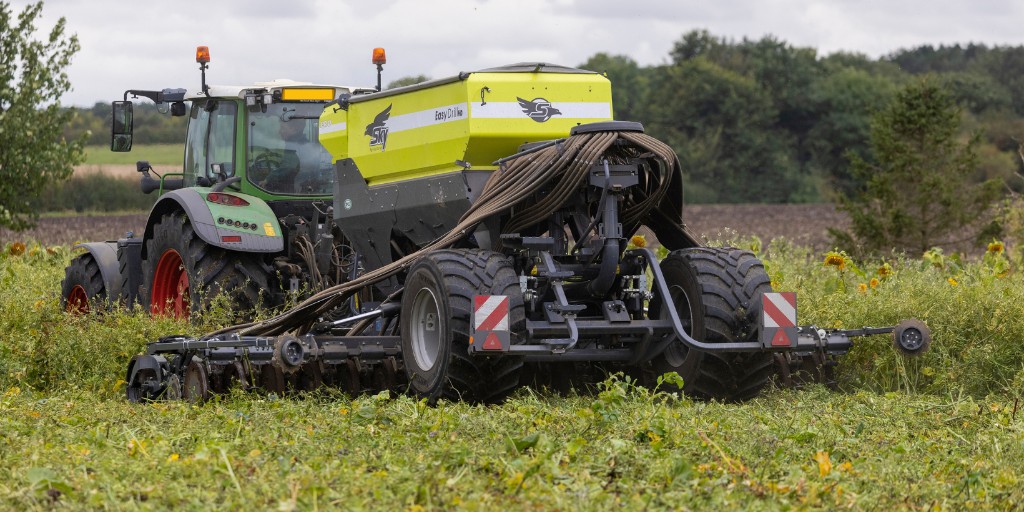 The #FETF eligible Sky Agriculture EasyDrill can drill into a tall multi-species cover crop with absolute ease. Have you drilled into taller with your EasyDrill?🧐 Show us what your EasyDrill has tackled below!⬇️ ow.ly/AbCq30sA1eq