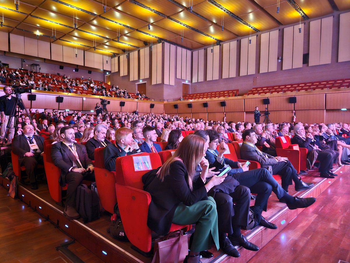anasfCF's tweet photo. Al via l'undicesima edizione di #ConsulenTia: ad aprire la tre giorni è l'appuntamento fisso #Anasf "Un'ora con…" Luciano @Floridi, Direttore del centro di etica digitale dell'università di Yale e Mariangela Vacatello, Pianista e direttrice artistica del Cantiere Internazionale d'Arte di Montepulciano per un confronto sull'#etica dell'#intelligenzaartificiale.
Gli strumenti offerti dal digitale rappresentano un supporto funzionale all’attività professionale, ma la relazione di fiducia tra consulente e cliente e il presidio del professionista nell’orientare scelte di investimento consapevoli dei risparmiatori rimangono elementi distintivi e insostituibili della consulenza human based
Modera @acabrini, direttore @classcnbc