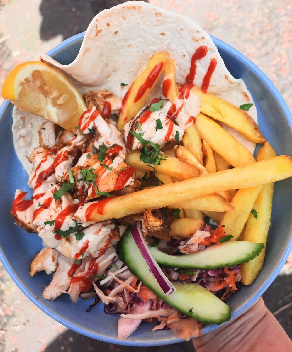 ☀️🥘🍺 The sun is shining and it’s Free Food Tuesday, so come and get stuck into a delicious chicken (or vegan) shawarma bowl with chips on an open wrap. Delicious, filling, and completely FREE when you spend £7 at the bar, 7pm-9pm.