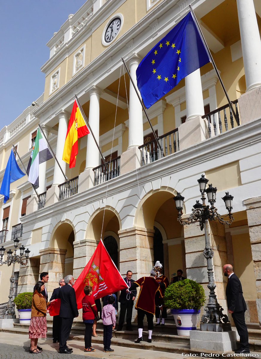 ¡Feliz día de #Badajoz! La bandera ondea por primera vez desde el balcón del <a href="/aytodebadajoz/">Ayuntamiento Badajoz</a> Lo recordaremos como el final de un camino iniciado por José Manuel Bueno y Manuel Márquez. 
Gracias D. Rafael Parra Royano por recogerlo de manera emotiva en esta viñeta especial.