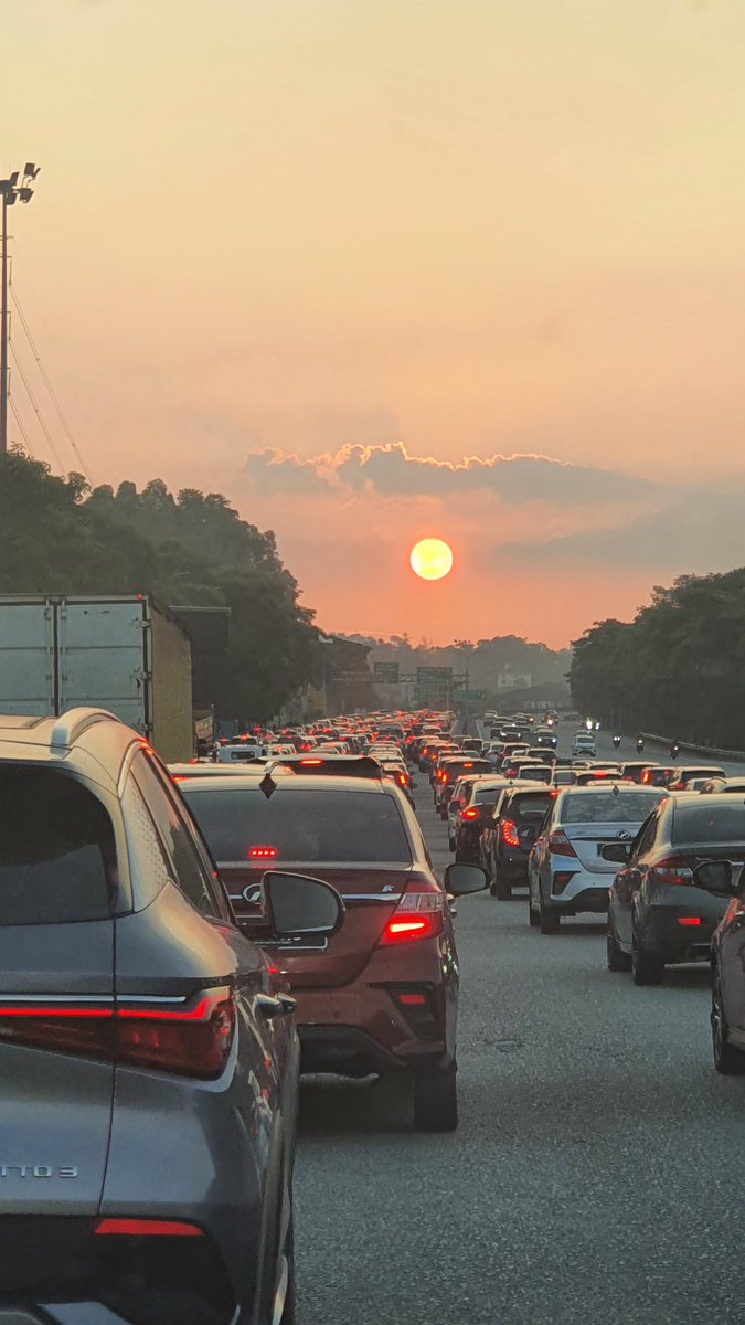 zamfoto's tweet photo. @tedadnan Tiada rotan, akar pun berguna.. btw, its a sunrise with super duper crawling traffic which crawling for 45 minutes in 1km distance...  shot from my dinosor age samsung galaxy note 10+ adanya 😅 https://t.co/OW4Ed9nijc