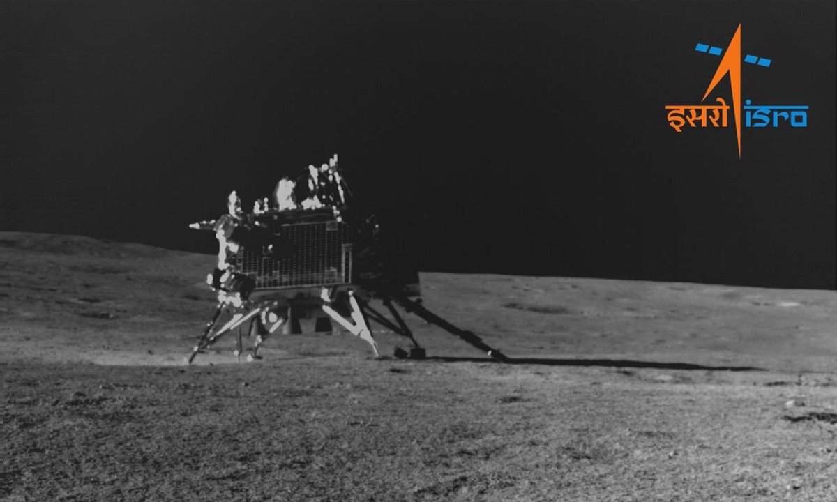 ASI_spazio's tweet photo. L’ allunaggio di Chandrayaan-3 @isro ha sollevato la minore quantità di #regolite tra tutte le missioni lunari 🌕
Scopri come è stato possibile ⤵️
https://t.co/YjSuboSWeb https://t.co/RoF0jiDMht