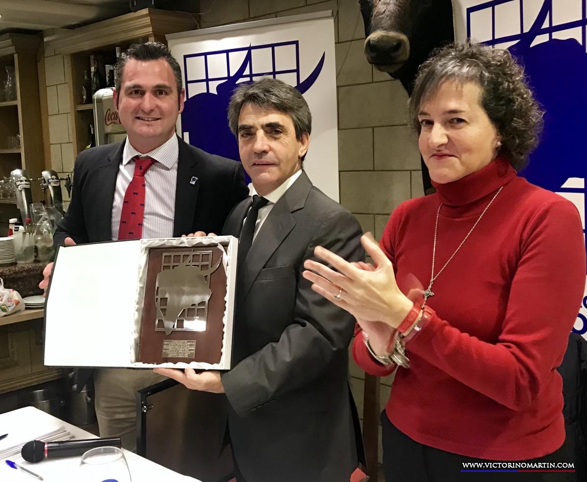 2017. Pastelero y Paco Ureña. Premio al mejor toro de la temporada 2017 por la Asociación El Toro de Madrid.