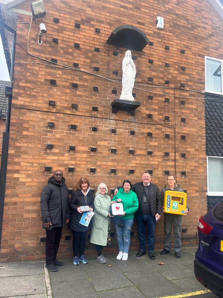 Mark presenting Father William and some of his parishioners from St Mary Mother Of God Church in Kirkby, with their defibrillator & community box after completing training. This package was kindly donated by Angela Rugg in loving memory of her dad Michael Mooney 🙏💙