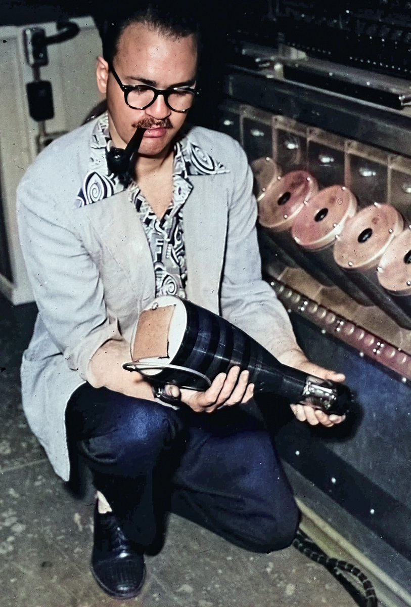 infocubed's tweet image. History of Computing pics that Go Hard: James Pomerene with a Williams-Kilburn tube, the first digital random-access storage device, in 1951. #picsthatgohard #historyofcomputing #danflash