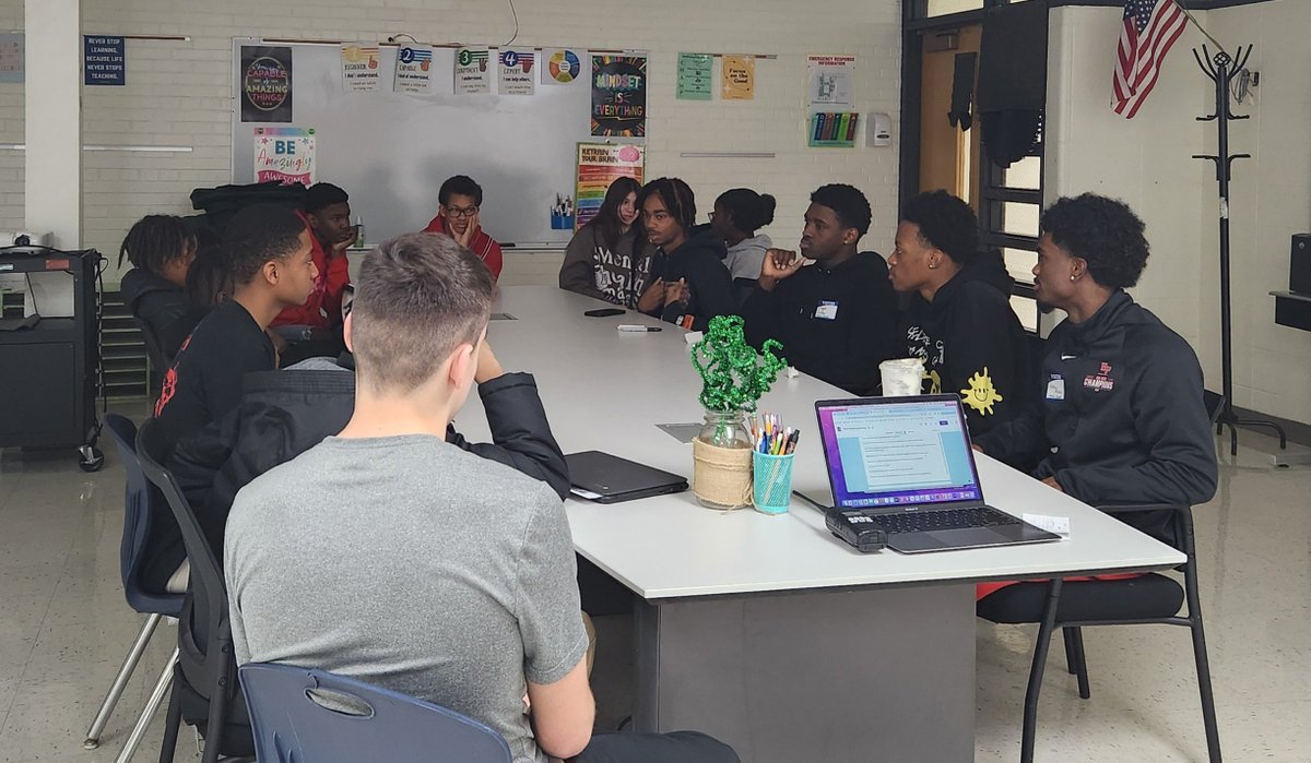 Thank you to Parker Junior High for having some of our student-athletes join them for their Falcons 2 Vikings Mentoring Program last week. We hear the #futurevikings had some great questions and even more wanted to join in on their sessions! #WeAreHF #GoVikings @HFHSAthletics