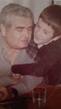 Aunque no estés, que estás, siempre estuviste. Fuiste ejemplo, mástil fuerte en la tempestad y abrazo tierno en la calma, el consejo sabio
Ya entiendo que ese abrazo, en aquel día, tuvo más importancia para tí que para mí. Hoy le encuentro sentido pues, como a tí, a mí ya me pasa