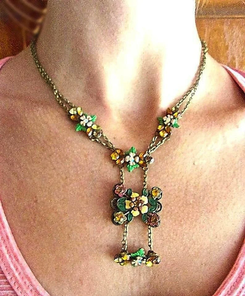 etsy.com/listing/163628…
#necklace #vintage #floral #RenaissanceRevival #flowers #lavalier #multicolors #Edwardian #amberRhinestones #topazrhinestones #feminine #enamel #spring #summer #giftforher