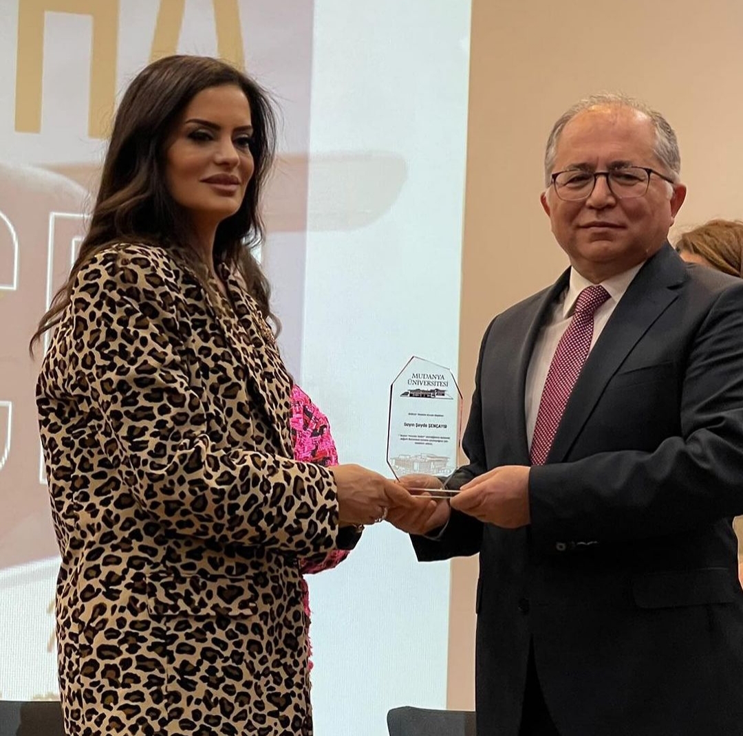 Başkan Eren’den gençlere altın öğütler
kocaeliokuyor.com/guncel/baskan-…
Mudanya Üniversitesi’nde düzenlenen söyleşide gençlerle buluşan Yarına Şans Ver Kulübü (YASAV) Başkanı Emire Cantürk Eren,tecrübelerinden yola çıkarak özellikle genç kızlara önemli tavsiyelerde bulundu

<a href="/EmireCanturk/">Emire CANTÜRK EREN</a>