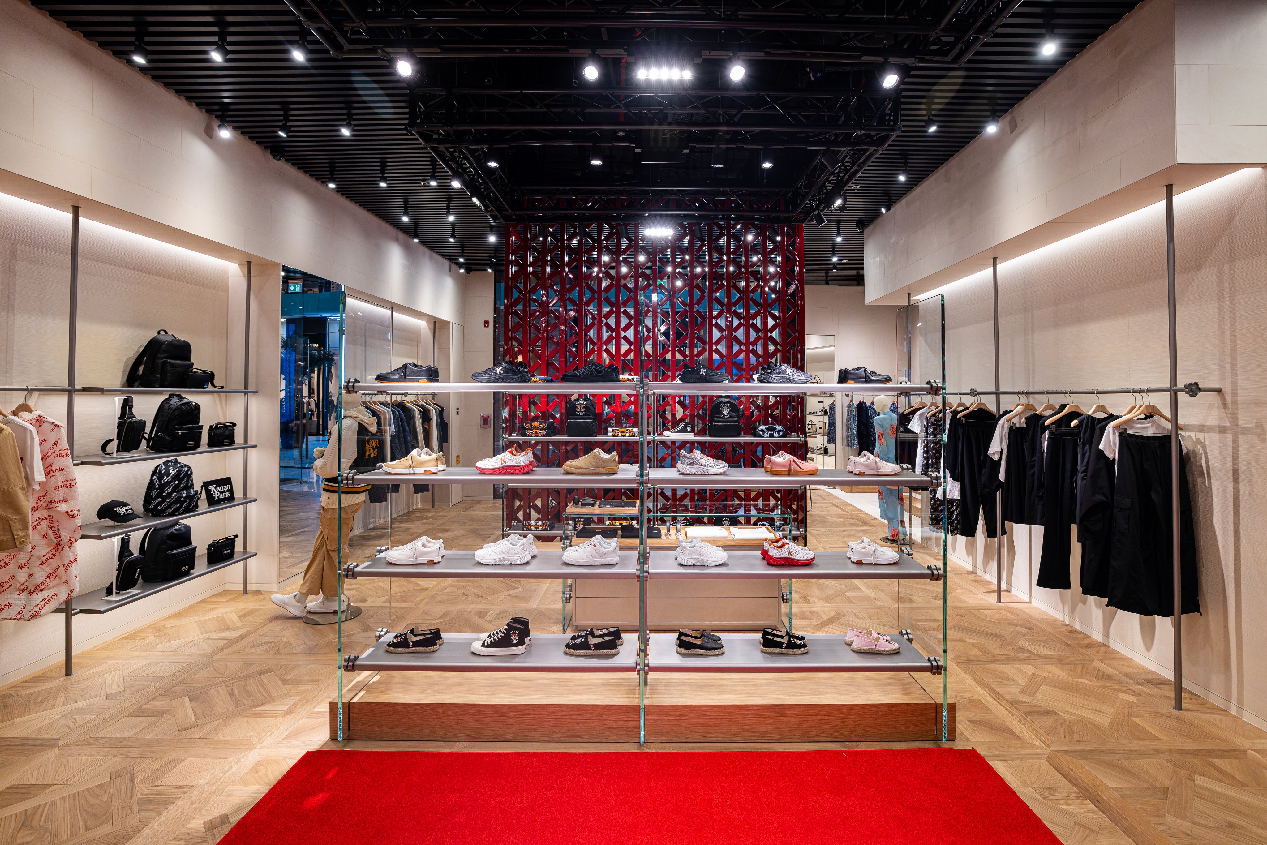 KENZO on X KENZO TAKES OVER DUBAI True to the brand s signature vision of East meets West KENZO s new store concept will continue to bring all paths of life and regions of