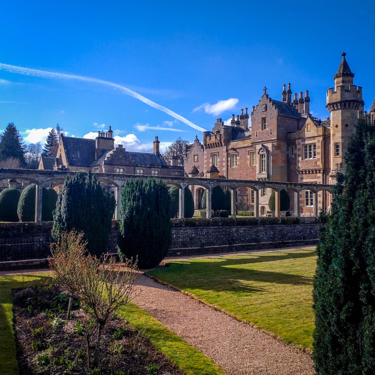 During your stay at Abbotsford, you can enjoy free entry to the Historic House, Witch Corner and exclusive after-hour access to the Regency-era Walled Gardens. There is so much to explore at Abbotsford, so book now and create unforgettable memories with your loved ones! ✨🏰