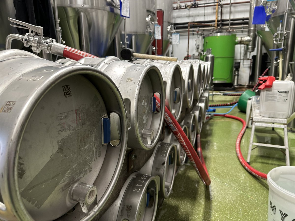Core beer extravaganza in the brewery: Racking Plateau Brewing Quench Kegging and canning Arise