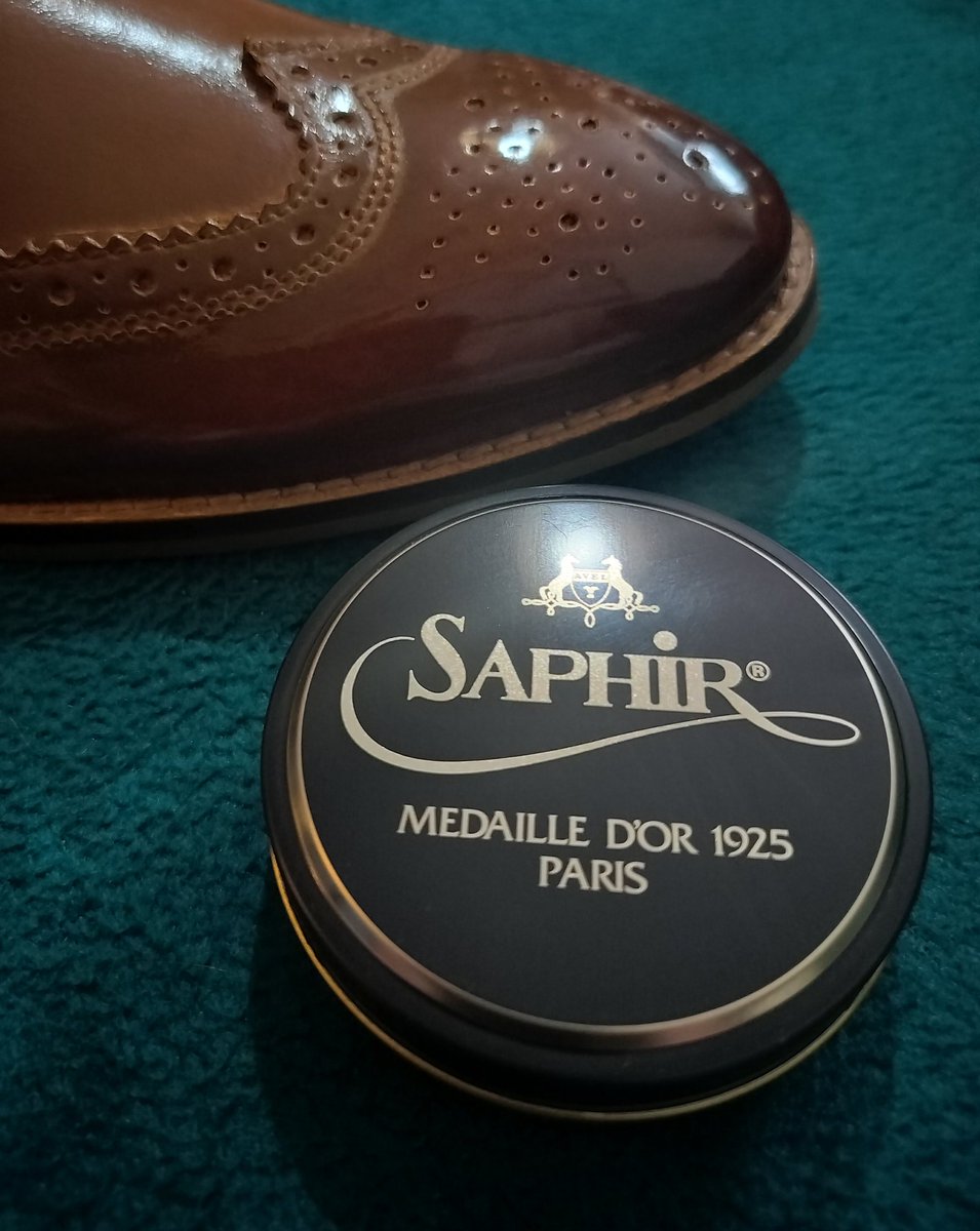 Getting my shoes ready for my daughter's wedding soon...I can understand why Saphir Medaille Dor is used by the top shoe polishers in the world. So nice to use, and you get a nice shine in a very short space of time.❤️ Yes I'm easily pleased these days. 😁