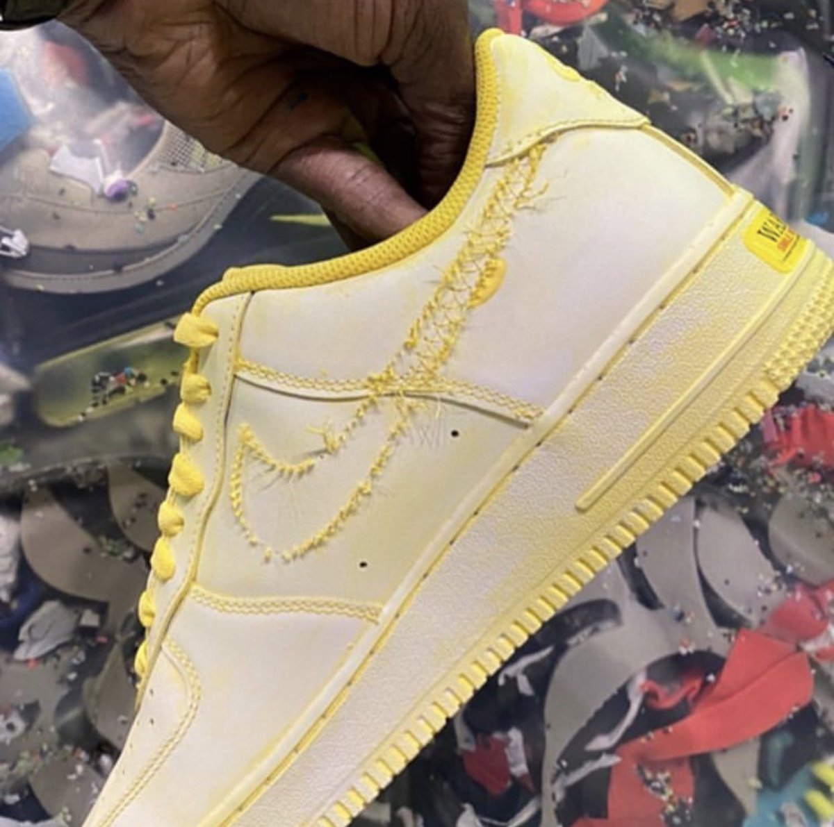 Via Virgil Abloh &amp; <a href="/tawandda/">Tawanda Chiweshe</a> warning.camera Instagram 
2020 ⚠️🍋❗️❕👟📱🪞

instagram.com/p/B8r8s_OA3Eh/…