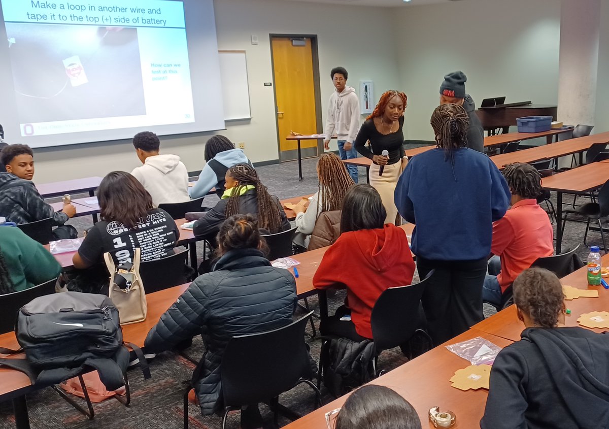 Dean Howard &amp; our students love hosting #FutureEngineers 😍
Last night, high schoolers from the Pathways 2 Progress program came to campus to make LED flashlights, tour <a href="/KnowltonOSU/">KnowltonOSU</a> &amp; learn more about engineering and architecture at Ohio State!