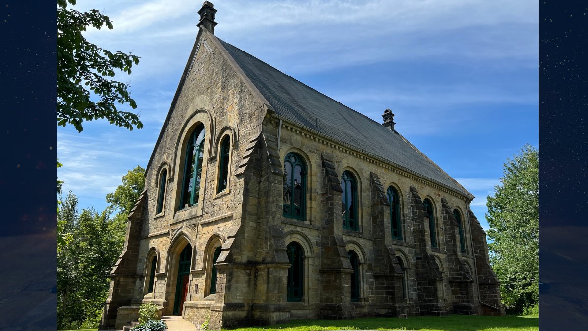 OUPLibraries's tweet photo. Our #LibraryOfTheWeek is the library of King's-Edgehill School (@kingsedgehill), in Nova Scotia, Canada. This library was built in 1863 and holds over 10,000 books, along with school archive collections, a grand piano, and two spiral staircases. #LOTW https://t.co/Yli17B6Hr6