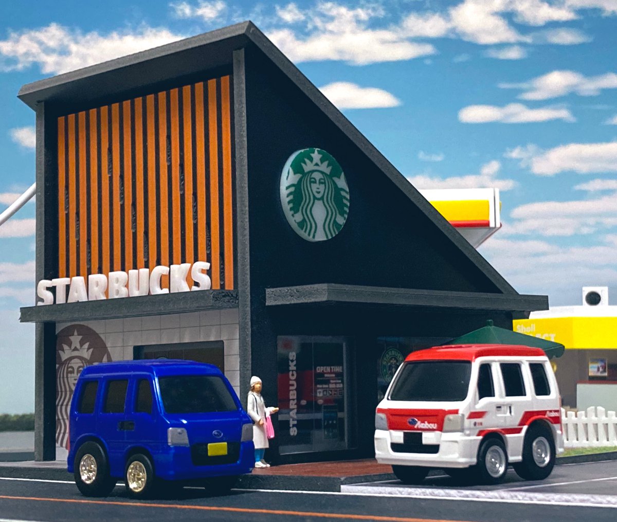 civic_64's tweet photo. サンバーとスタバー。

#チョロQ
#ミニカージオラマ https://t.co/yUlI2S1sDf