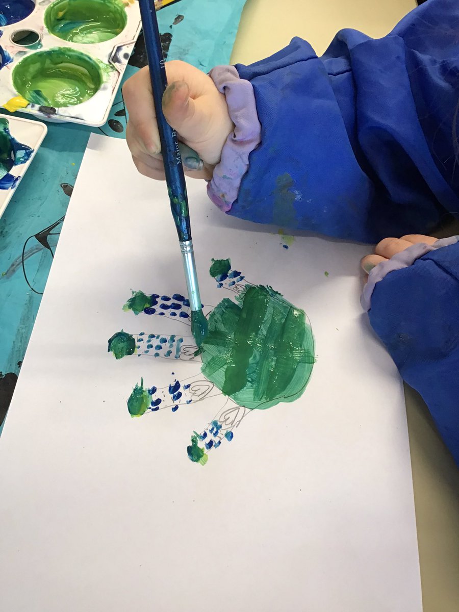 Today in art class 3 have been continuing our work on experimenting with colour mixing. Today was all about the colour green and we explored how to create different shades of green. We then created our own ‘green fingers’ artwork! 🟡➕🔵🟰🟢