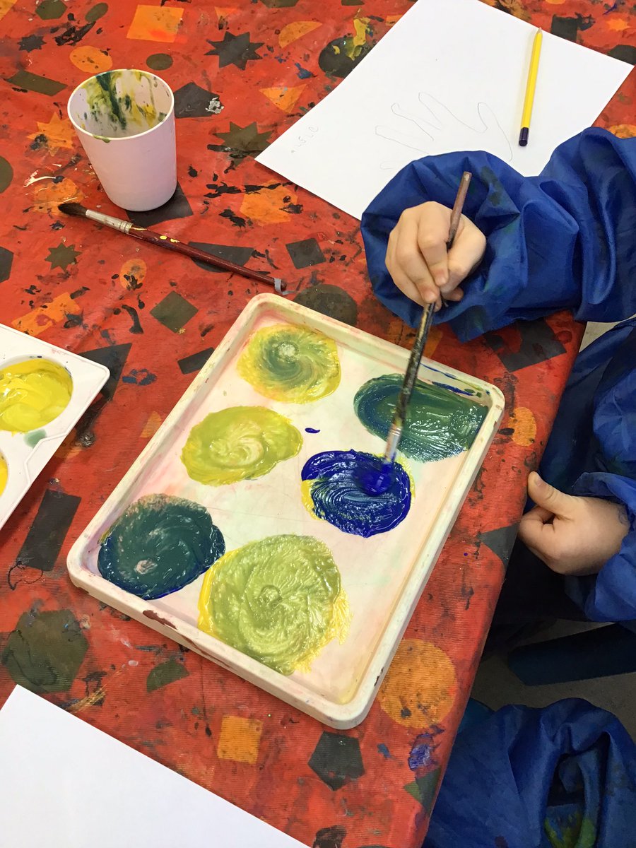 AGFS_Year1's tweet photo. Today in art class 3 have been continuing our work on experimenting with colour mixing. Today was all about the colour green and we explored how to create different shades of green. We then created our own ‘green fingers’ artwork! 🟡➕🔵🟰🟢 https://t.co/dMhKlAZn4Q