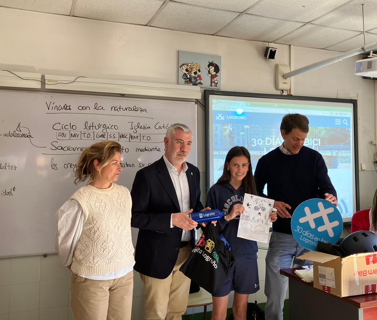 AytoLogrono's tweet photo. 🚲🗓️| ¡Se acerca abril y vuelve #30DíasEnBici! El concejal de #Movilidad, @angelandres23, y la edil de Educación, @LauraArrietaP, han entregado a María Sainz, de 1º de la ESO del colegio @sotilloescolapi, el premio del concurso escolar de dibujo de esta iniciativa.

👏 Su obra será la imagen del cartel de la nueva edición.