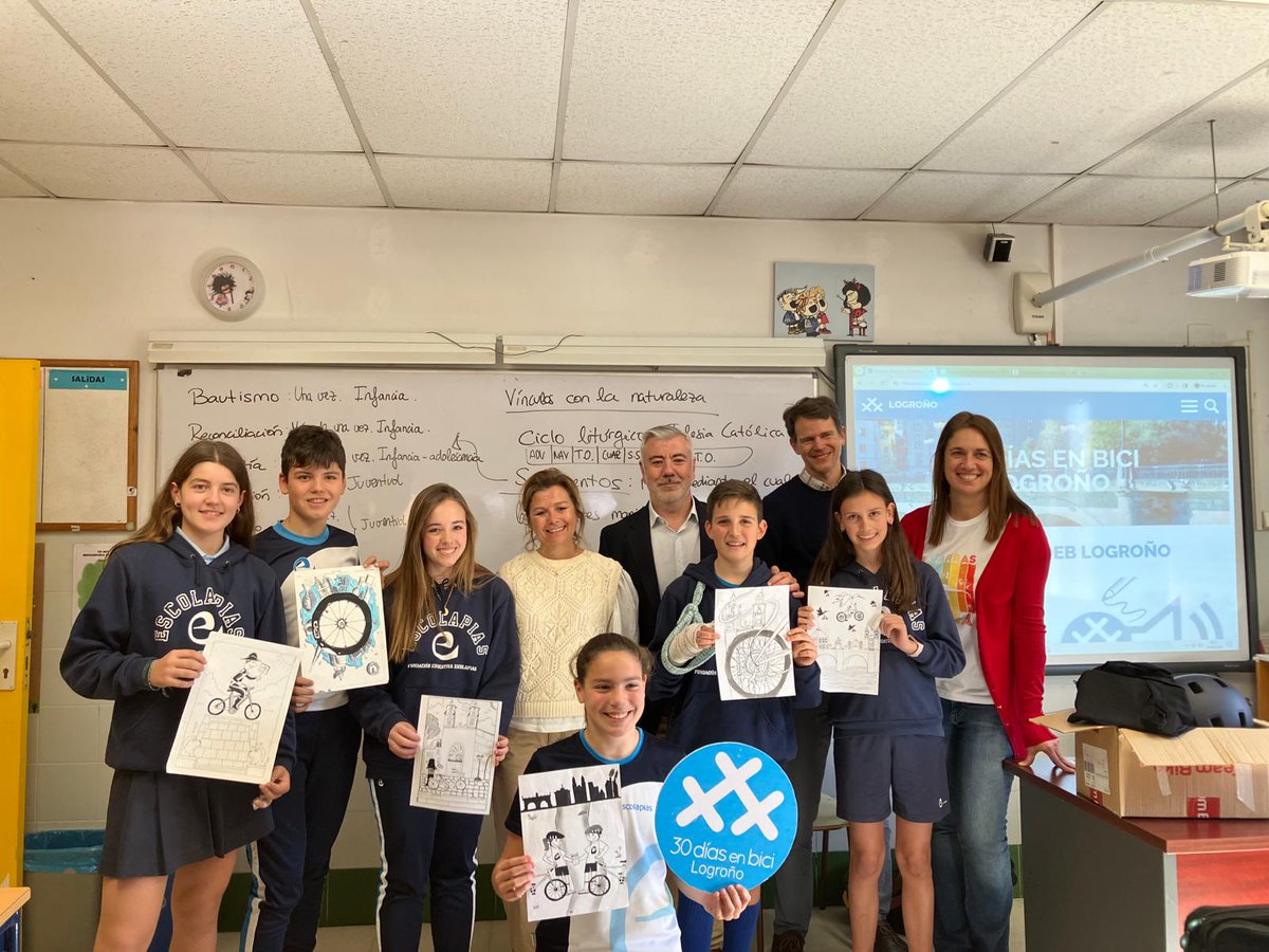 AytoLogrono's tweet photo. 🚲🗓️| ¡Se acerca abril y vuelve #30DíasEnBici! El concejal de #Movilidad, @angelandres23, y la edil de Educación, @LauraArrietaP, han entregado a María Sainz, de 1º de la ESO del colegio @sotilloescolapi, el premio del concurso escolar de dibujo de esta iniciativa.

👏 Su obra será la imagen del cartel de la nueva edición.